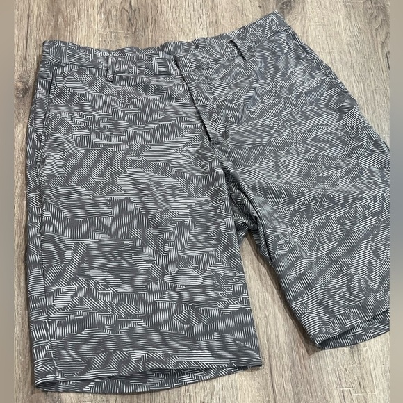 Nike Golf Dri-Fit 32W Geometric Camo Performance Shorts Wicking Classic EUC - Picture 2 of 8
